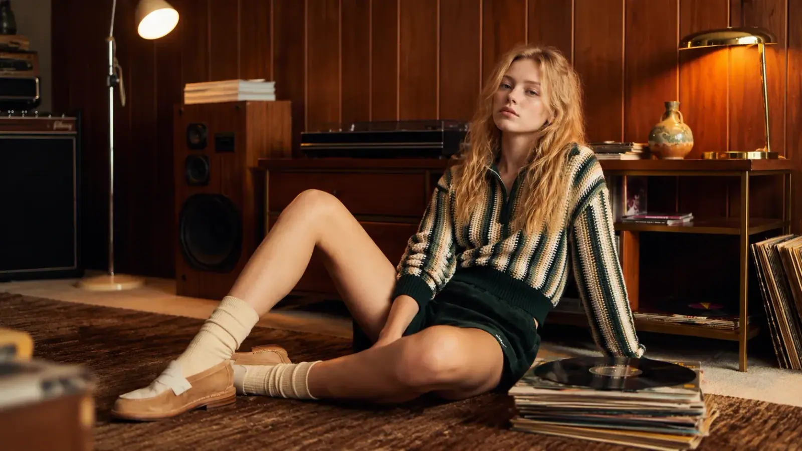Ragazza bionda tra vinili e musica